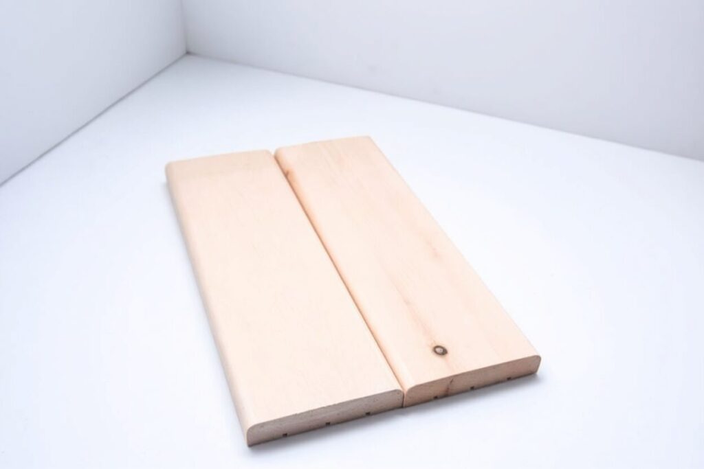 Кедровый наличник сорт С на окне в бане