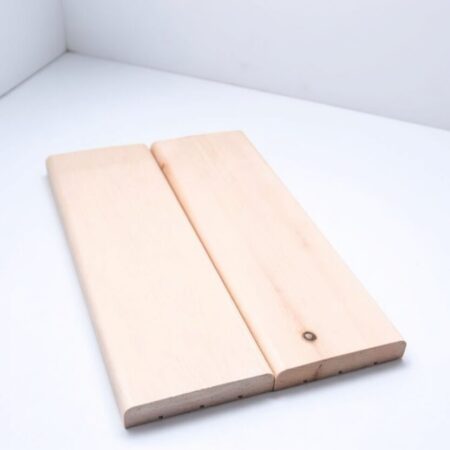 Кедровый наличник сорт С на окне в бане