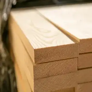 alt="Строганная доска хвоя 145×45×6000 мм в упаковке — купить в Санкт-Петербурге от «Красивый Дом»"